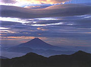 Гора Фудзи (3.776 м.) - символ Японии. Сколько бы ее ни фотографировали, всегда найдется тот единственный и неповторимый кадр.