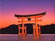 Ворота в синтоистский храм Ицукусима (преф.Хиросима). Это строение охраняется под эгидой ЮНЕСКО.